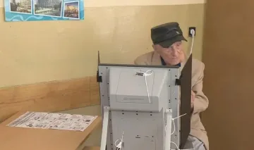 Без да му мигне окото: Дядо на 104 г. гласува с машина