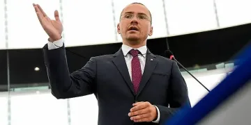 Бивш евродепутат рови в кофите, накрая му се случи чудо