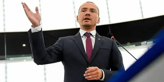 Бивш евродепутат рови в кофите, накрая му се случи чудо