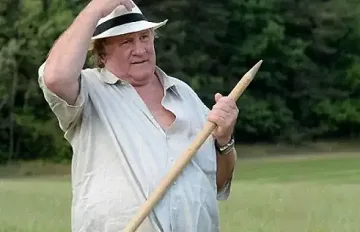 Жерар Депардийо се договори извън съда с краля на папараците