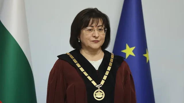 Радев е в ръцете на тази жена !