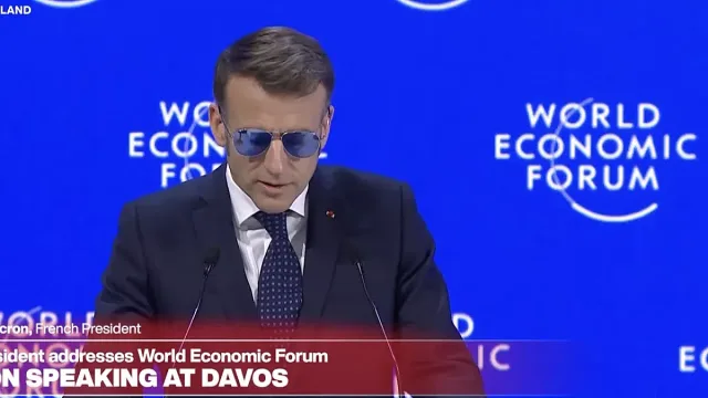 Макрон с тъмни очила. Смеят му се в Давос