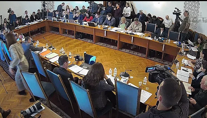 След 13 часа заседание! Големи промени с машините за вота