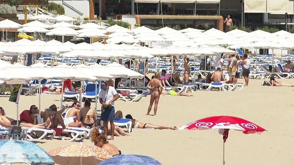 Плажът би урните. Секциите в Бургас празни