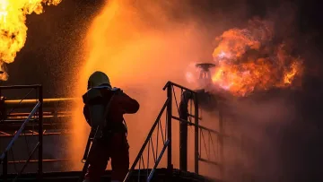 Смъртоносен удар с дронове! Пожар изпепели терминал в Русия