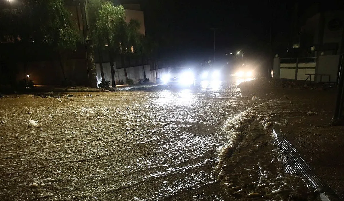 Буря уби двама в Гърция и потопи градове и пътища