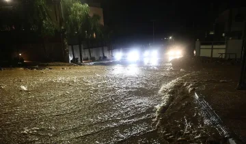 Буря уби двама в Гърция и потопи градове и пътища