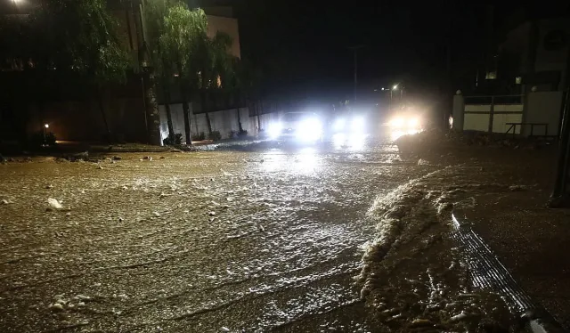 Буря уби двама в Гърция и потопи градове и пътища