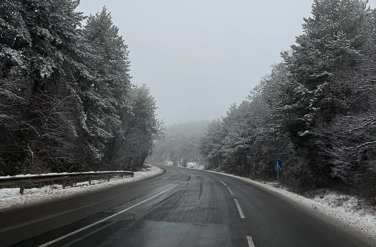 Снегът затвори проход, Родопите в капан