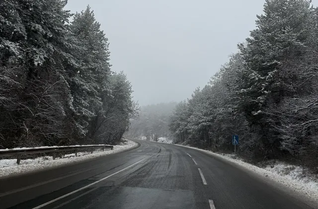 Обилен снеговалеж затвори ключов наш планински проход