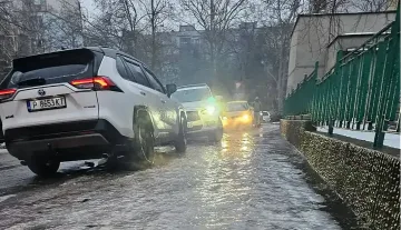 Наш град в леден капан. Улиците станаха стъкло ВИДЕО