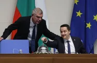 Хаос в парламента! Божанков превзе мястото на председателя ВИДЕО