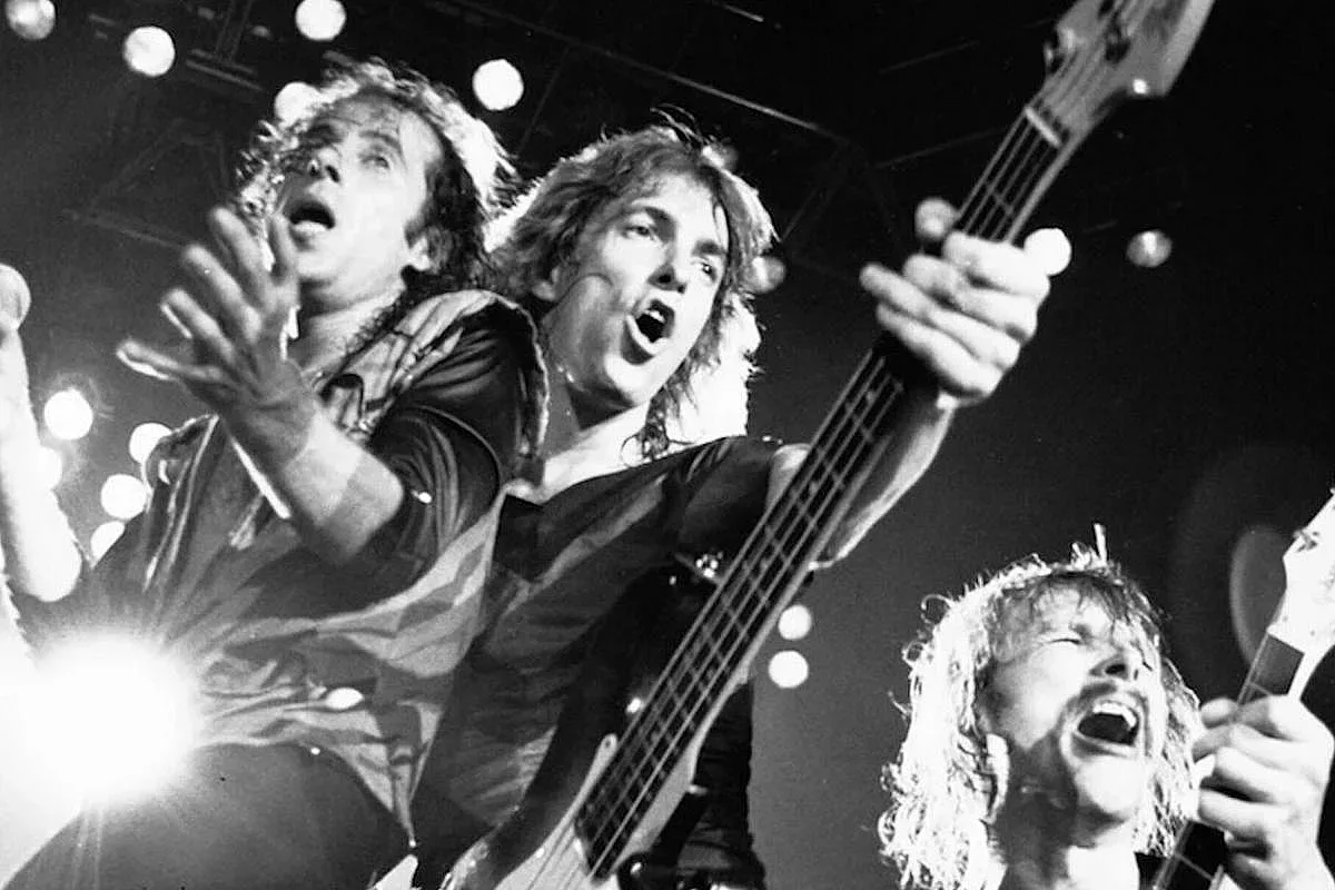 Отлетя легендарен басист