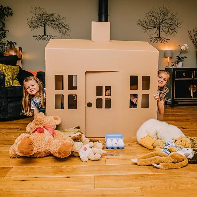 Картонът срещу екрана: когато въображението е най-добрият учител