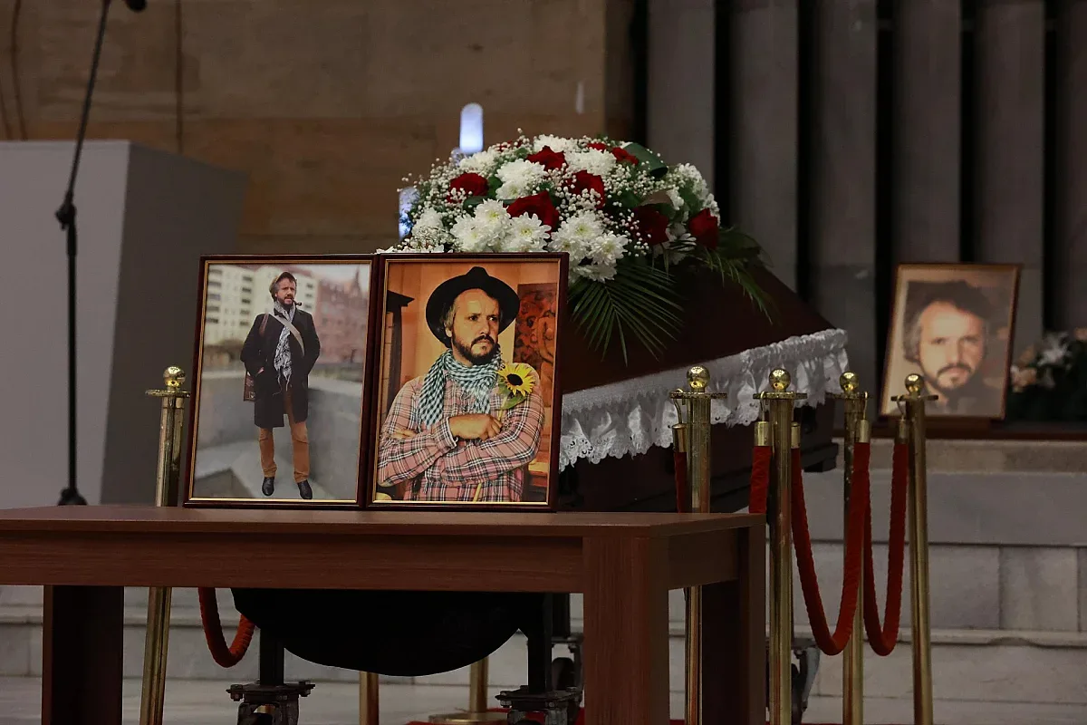 "Тук беше тясно за него"! Стотици изпратиха Калин Терзийски (СНИМКИ)