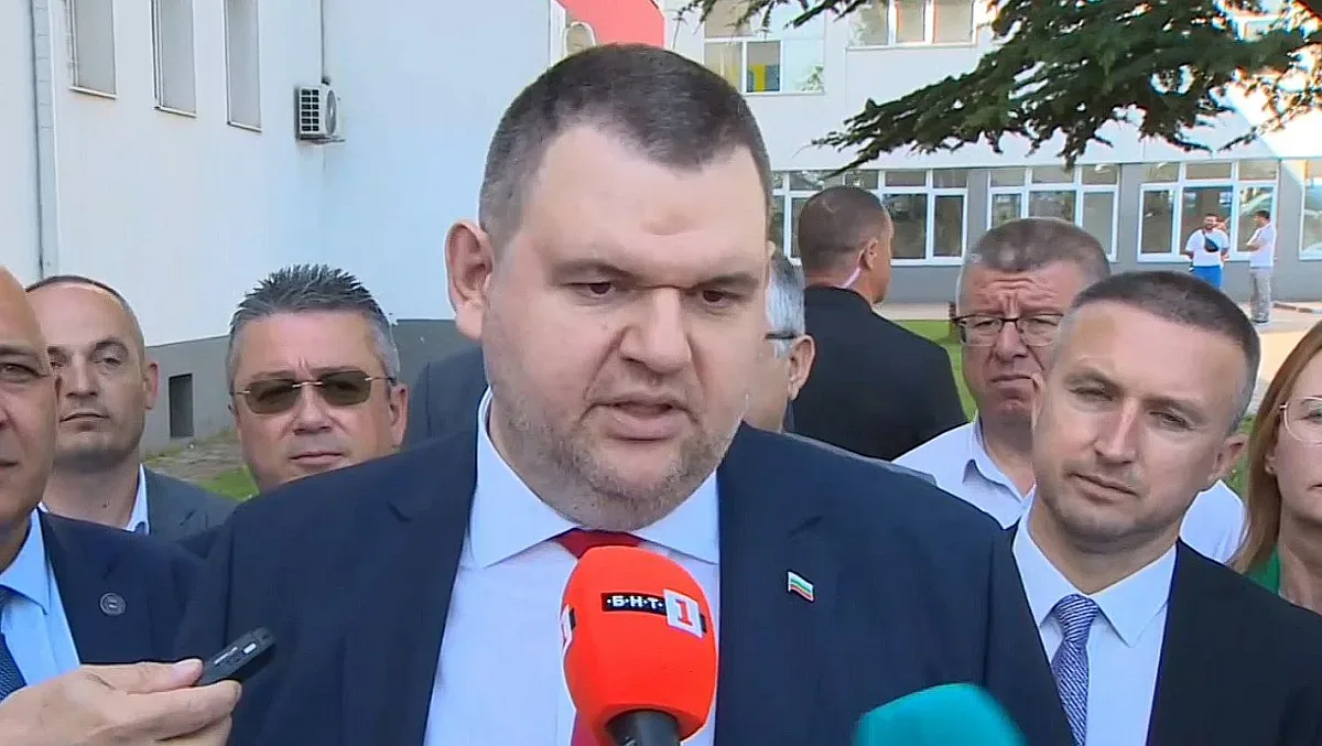 Пеевски гласува знаково: Ново начало, стабилно правителство (СНИМКИ и ВИДЕО)