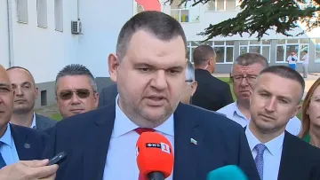 Пеевски гласува знаково: Ново начало, стабилно правителство (СНИМКИ и ВИДЕО)