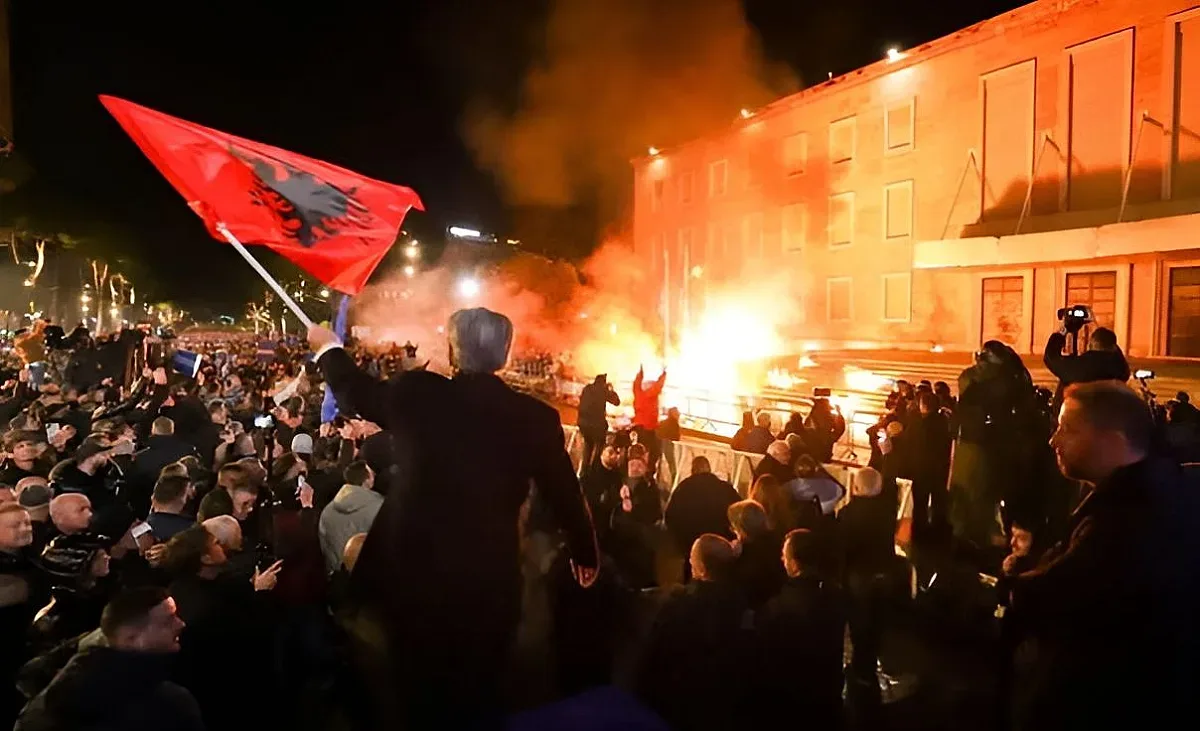 Сблъсъци и ранени полицаи на опозиционен протест в Тирана