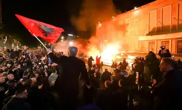 Сблъсъци и ранени полицаи на опозиционен протест в Тирана