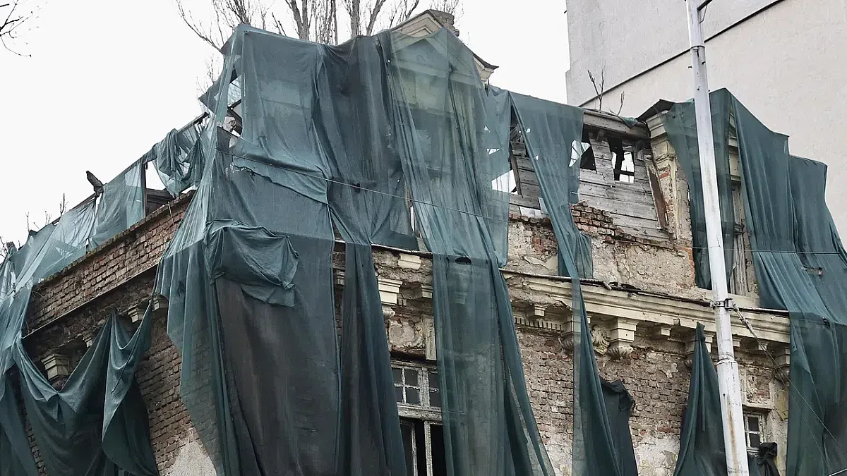 Легендарна къща в София се руши. Кмет с ход за над 3,6 млн. евро