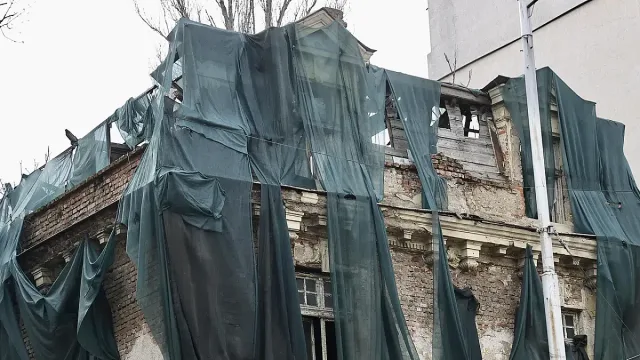 Легендарна къща в София се руши. Кмет с ход за над 3,6 млн. евро