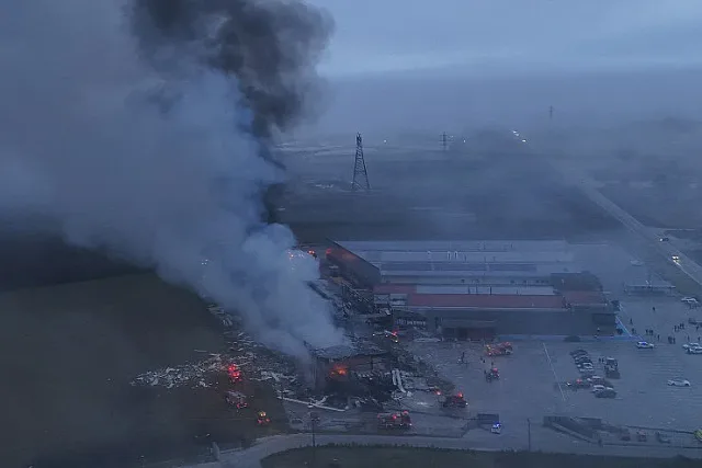 Изчезнали и ранени хора след пожар в завод за храни в Гърция (видео)