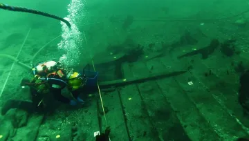 Най-големият викингски кораб! Изскочи от дъното на морето