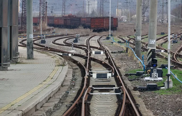 Влак излезе от релсите след свлачище от дъждовете