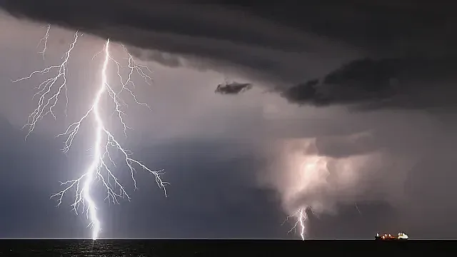 Мълния порази митинг, десетки ранени 