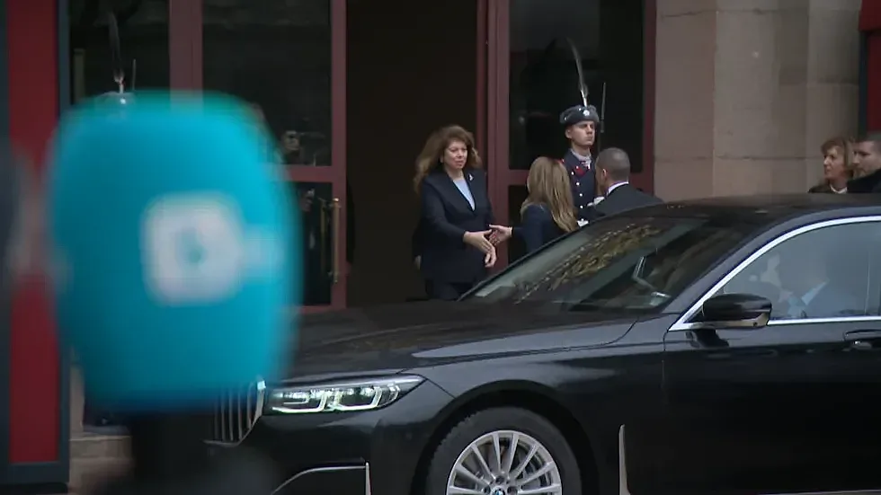 За първи път! Президентът посрещна гост на вратата