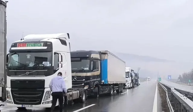 Камионите по границите спряха, напрежението расте