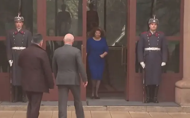 Шефът на БНБ влезе при Йотова