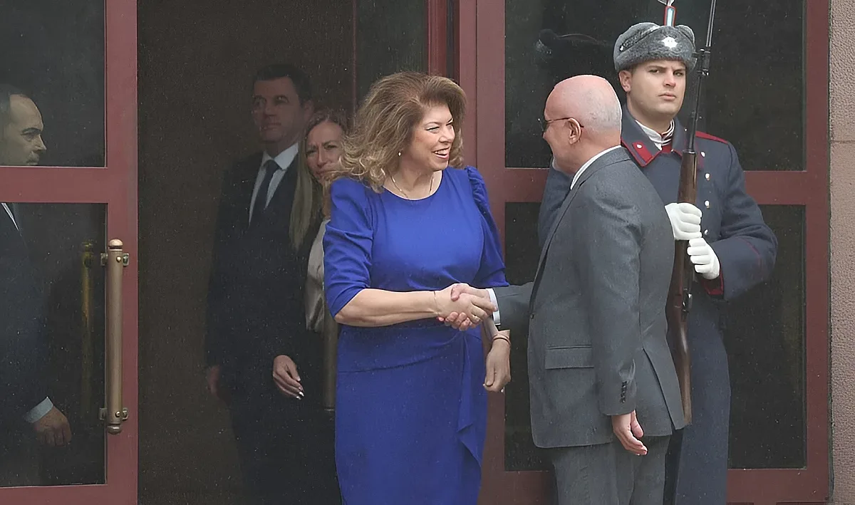 Шефът на БНБ влезе при Йотова