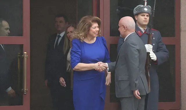 Шефът на БНБ влезе при Йотова