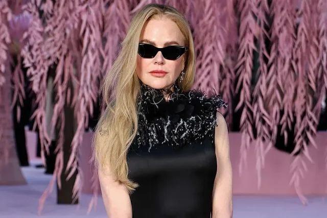 Какво се случва с косата й?! Никол Кидман с перука в Париж