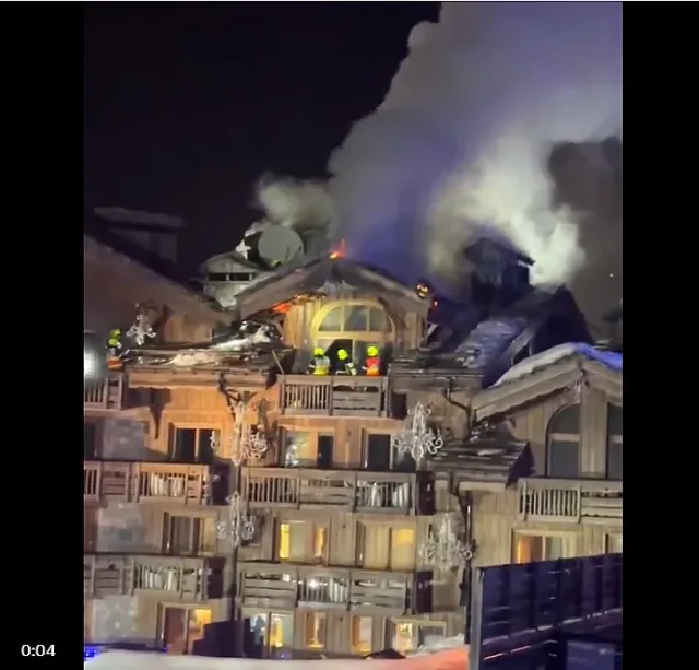 Пламна хотелът на богатите в алпийския курорт Куршевел 