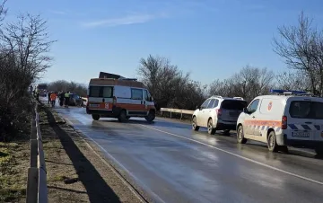Камион влачи кола: Бивш кмет е загиналият при тежка катастрофа в Плевенско