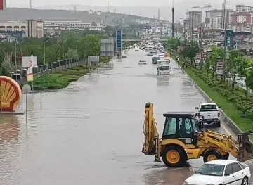 Потоп в Анкара,  шофьори блокирани на магистрала
