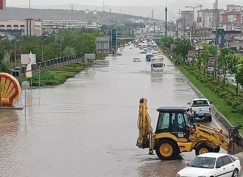 Потоп в Анкара,  шофьори блокирани на магистрала