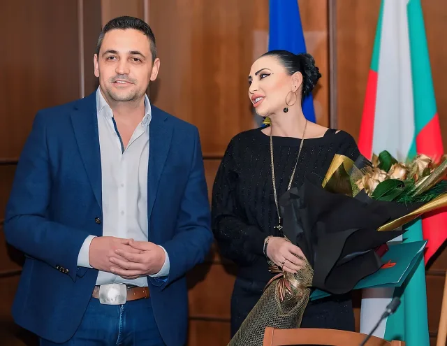 Софи Маринова с Почетен знак на Община Етрополе „За граждански принос“