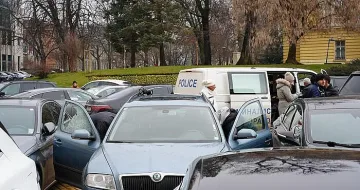 Екшън пред парламента. Посегнаха на депутатска кола