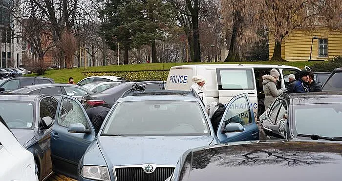 Екшън пред парламента. Посегнаха на депутатска кола