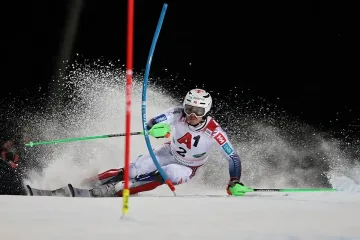 Алберт Попов влезе в топ 20 на нощния слалом в Шладминг