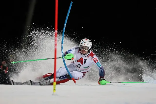 Алберт Попов влезе в топ 20 на нощния слалом в Шладминг