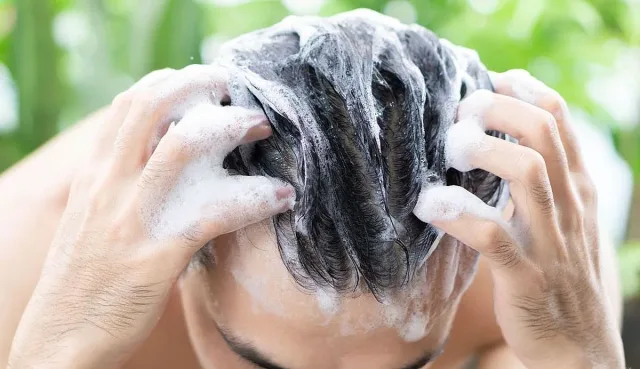 Колко често да мием косата? Дерматолог сложи точка на спора