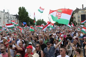 Десетки хиляди викат срещу Орбан! Наводниха Будапеща