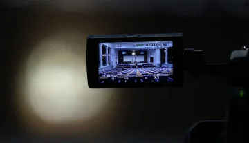 Парламентът отваря вратата за реклама на адвокатите