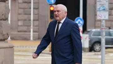 Изненада! Йотова не посрещна Главчев на входа на президентството