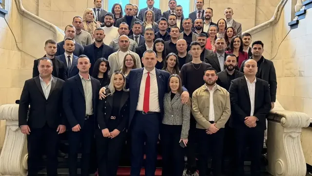 Пеевски се срещна с младежи от Кърджали, показа им Музея на сглобката СНИМКИ