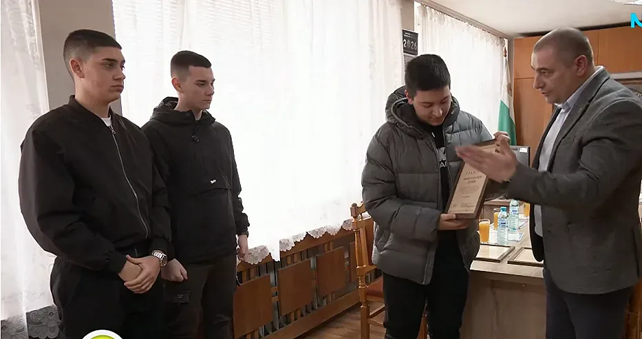 Доброто в действие! Ученици от Монтана спасиха възрастен мъж от крадец